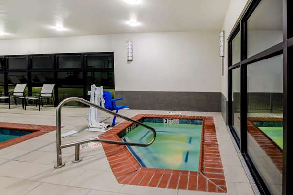 Pool - La Quinta Inn & Suites Pampa