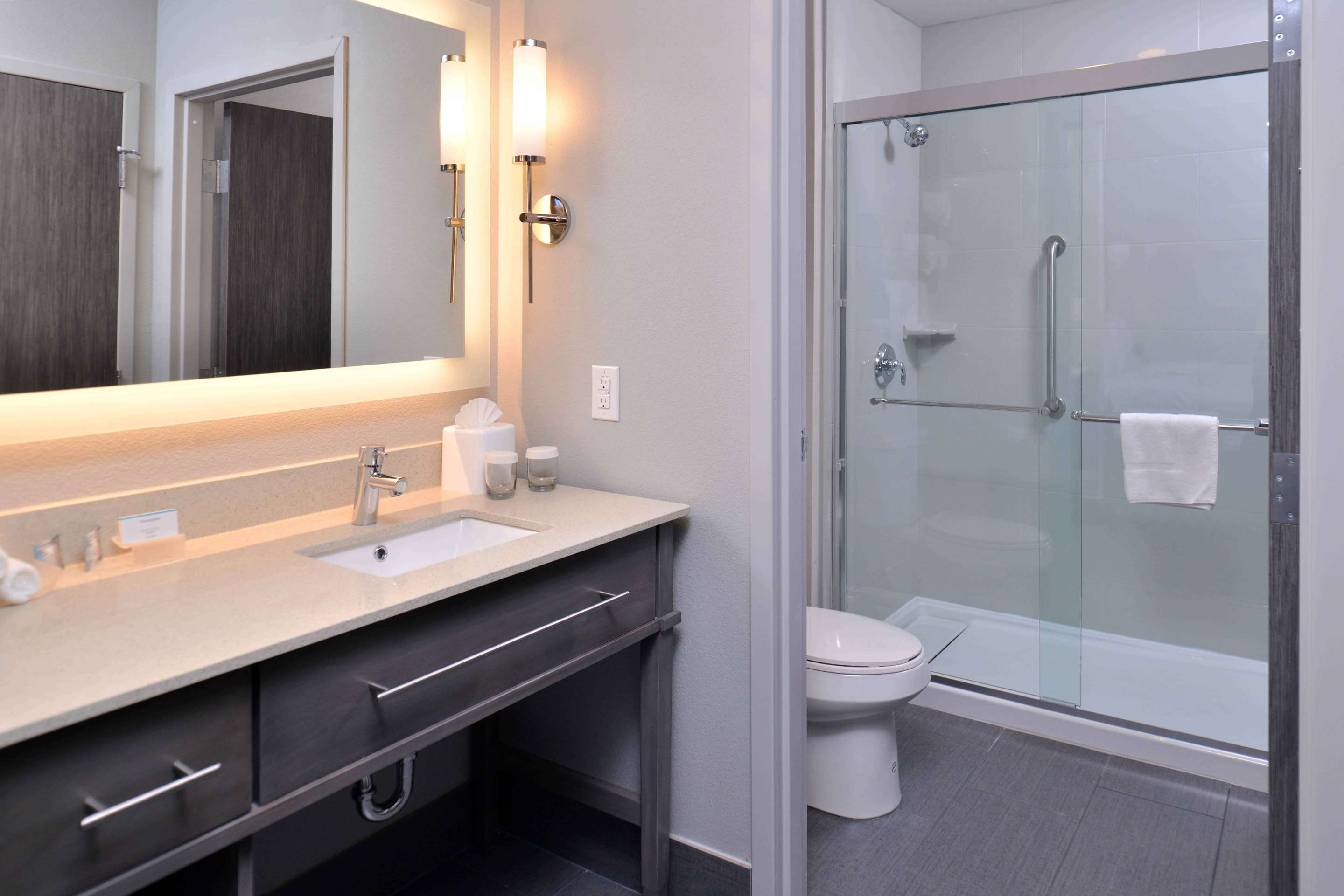 Guest room bath