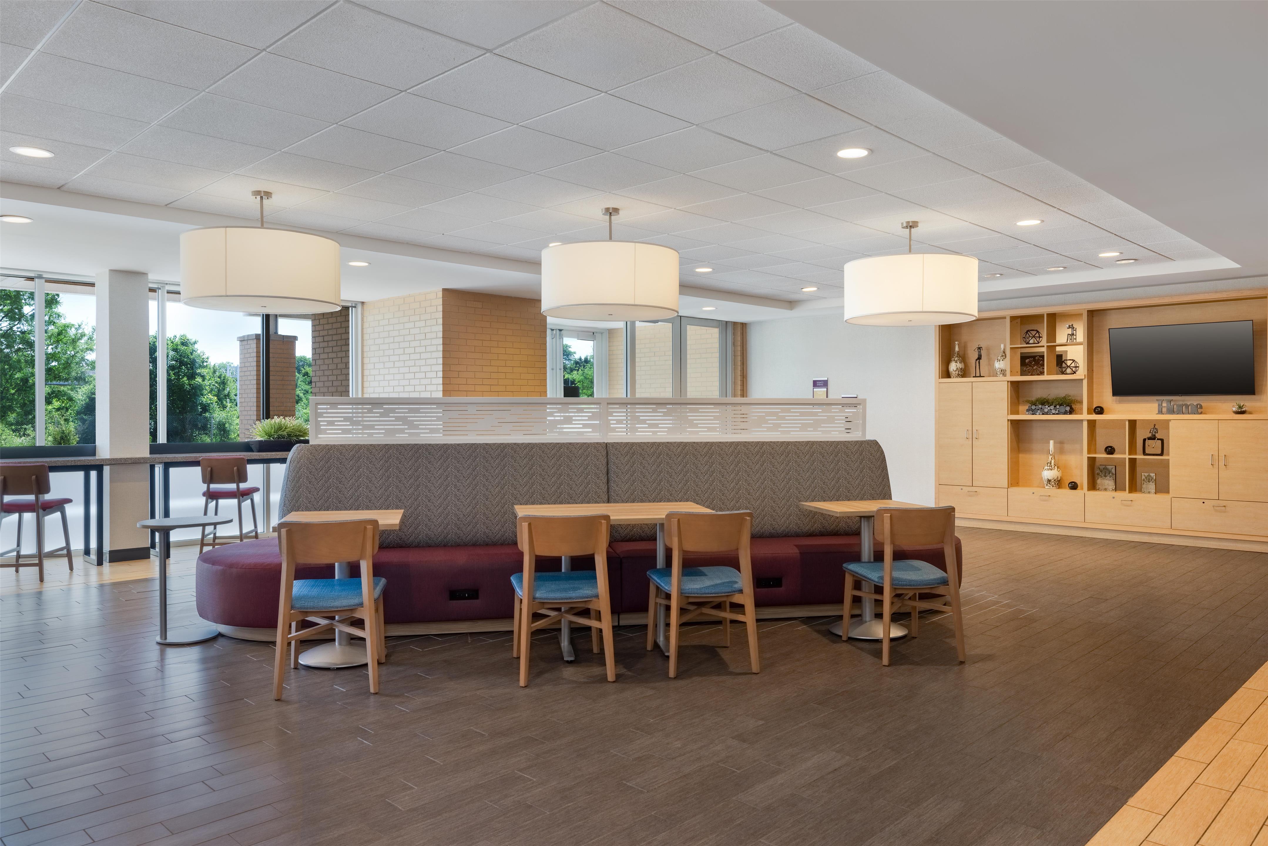 Lobby | Home2 Suites by Hilton Milwaukee Brookfield