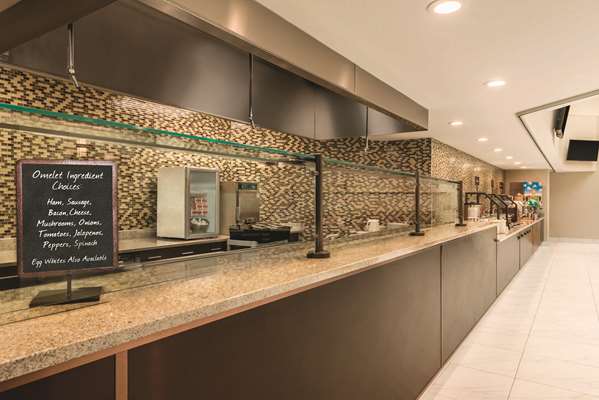 Amenities - Embassy Suites Brookfield - I-94, Exit 301