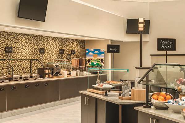 Amenities - Embassy Suites Brookfield - I-94, Exit 301