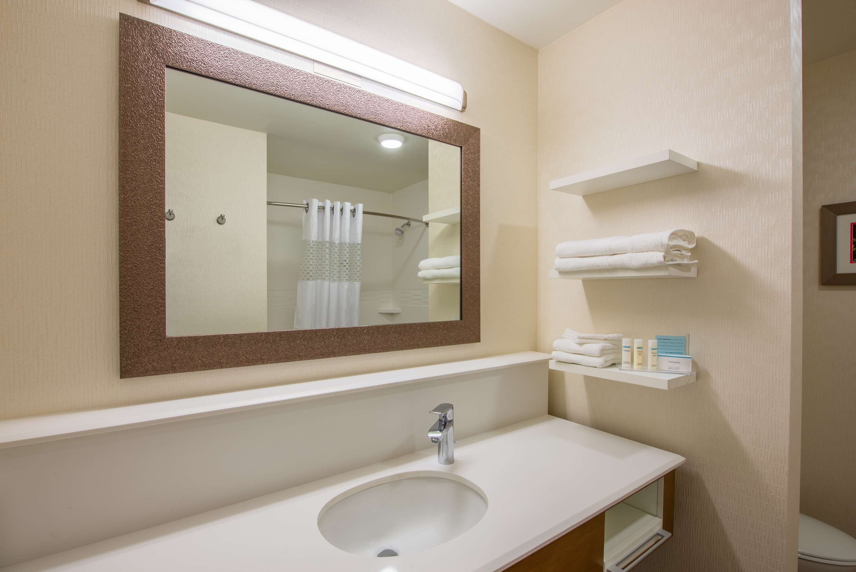 Guest room bath
