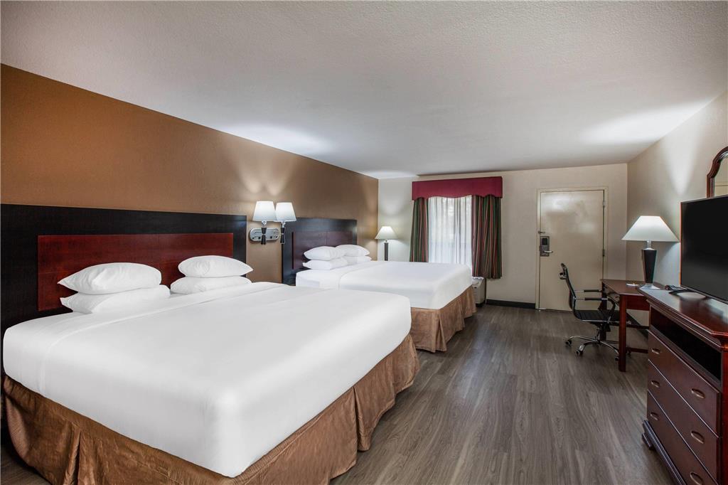 DAYS INN & SUITES BY WYNDHAM, TYLER-guestroom-Guest Room,On-Site.jpg