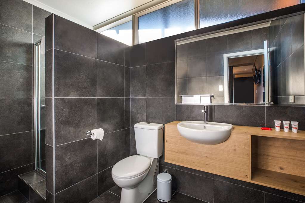 NIGHTCAP AT MONASH HOTEL-guestroom-Guest Room,Bathroom,On-Site.jpg