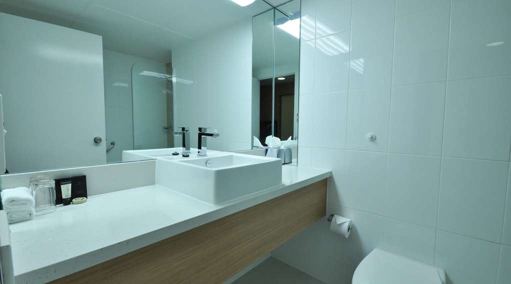 PACIFIC HOTEL CAIRNS-guestroom-Guest Room,Bathroom,On-Site.jpg