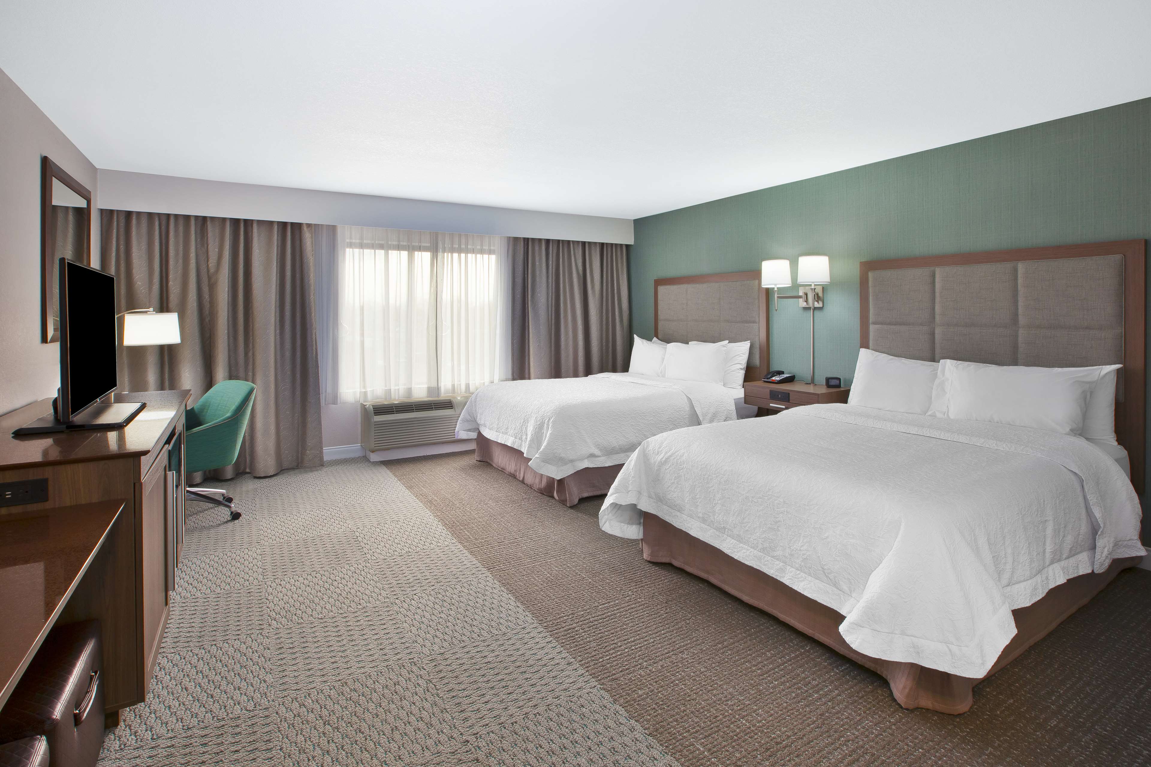 Hampton Inn & Suites by Hilton Alliance Room Type - 2 QNS ACCESSIBLE W TUB NS