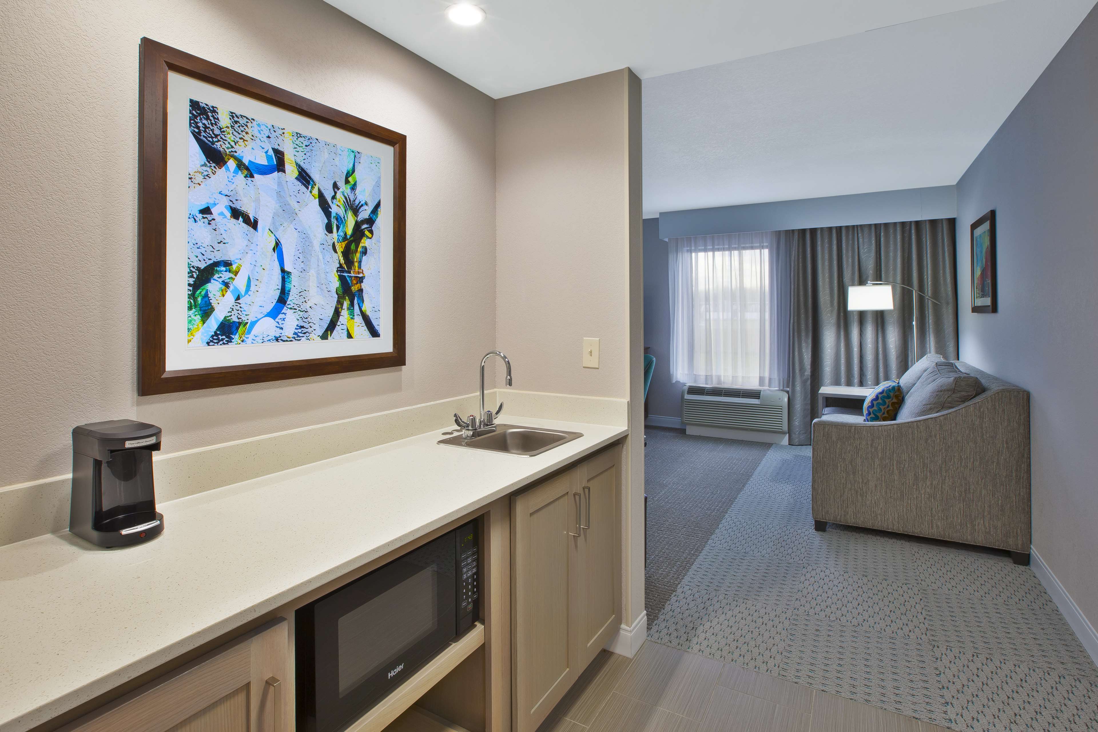 Hampton Inn & Suites by Hilton Alliance Room Type - 1KN STDO MIC FRIDG WTBR NS