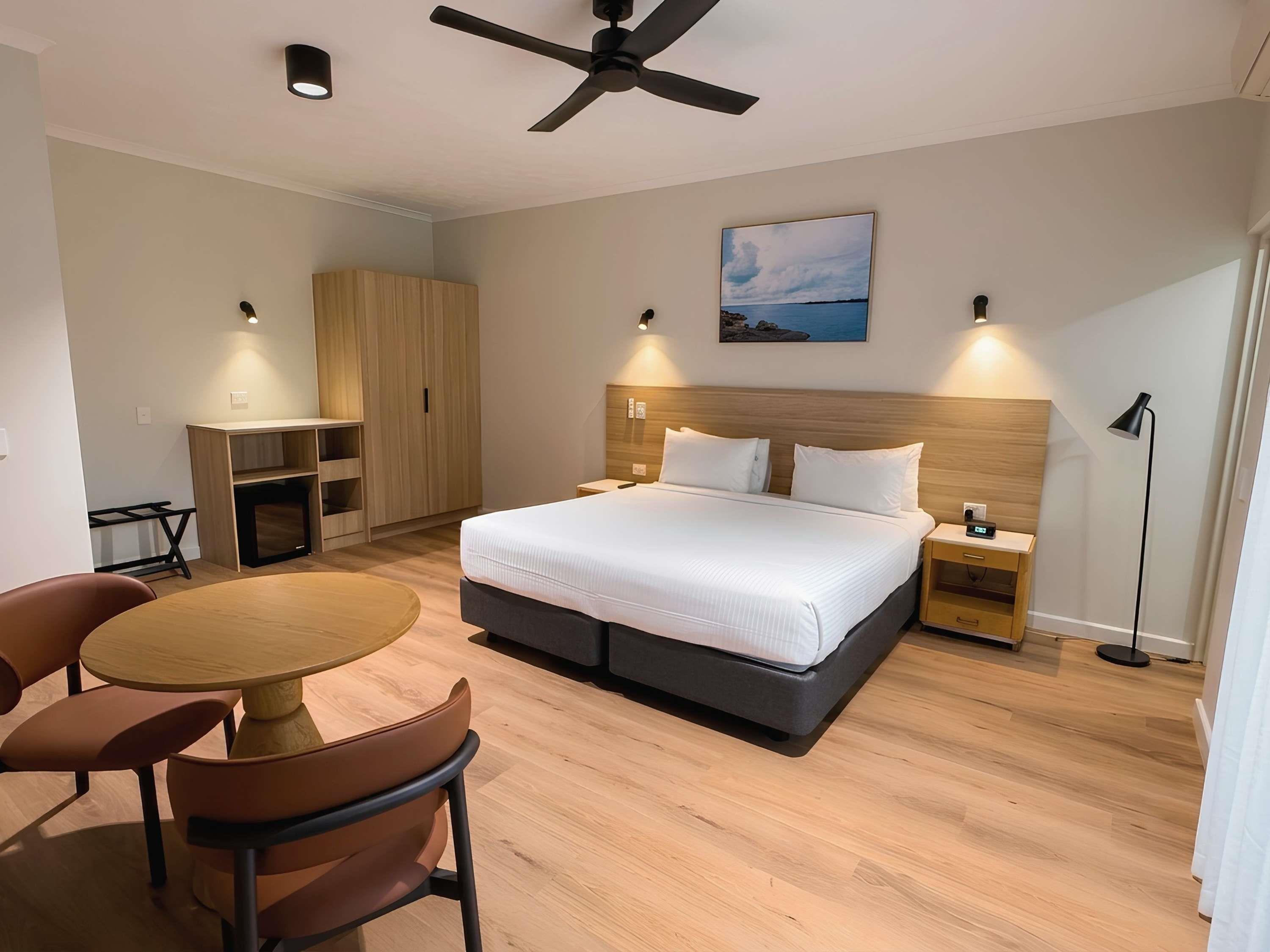 Mercure Darwin Airport Resort Room Type - Deluxe King Room with 1 King-sized bed