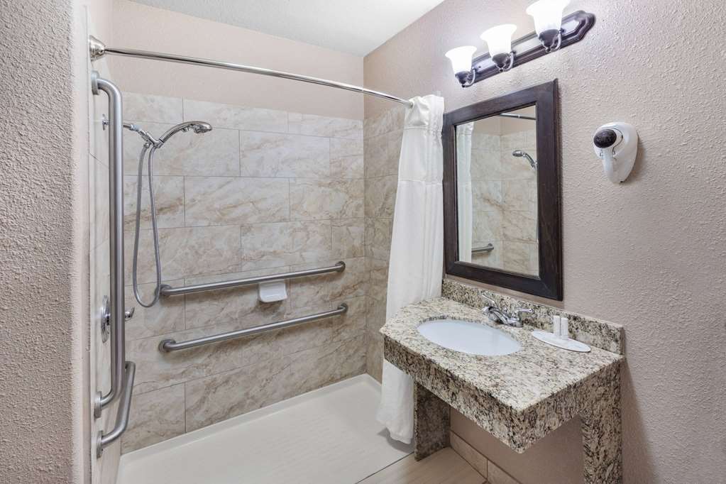 BAYMONT BY WYNDHAM CUERO-guestroom-Guest Room,Bathroom,Shower,Accessibility,On-Site.jpg