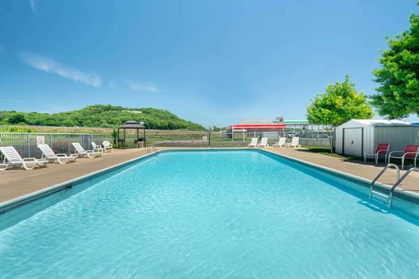 Pool - Days Inn Cave City - I-65, Exit 53