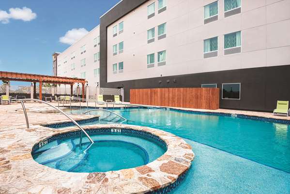Pool - La Quinta Inn & Suites Convention Center McAllen