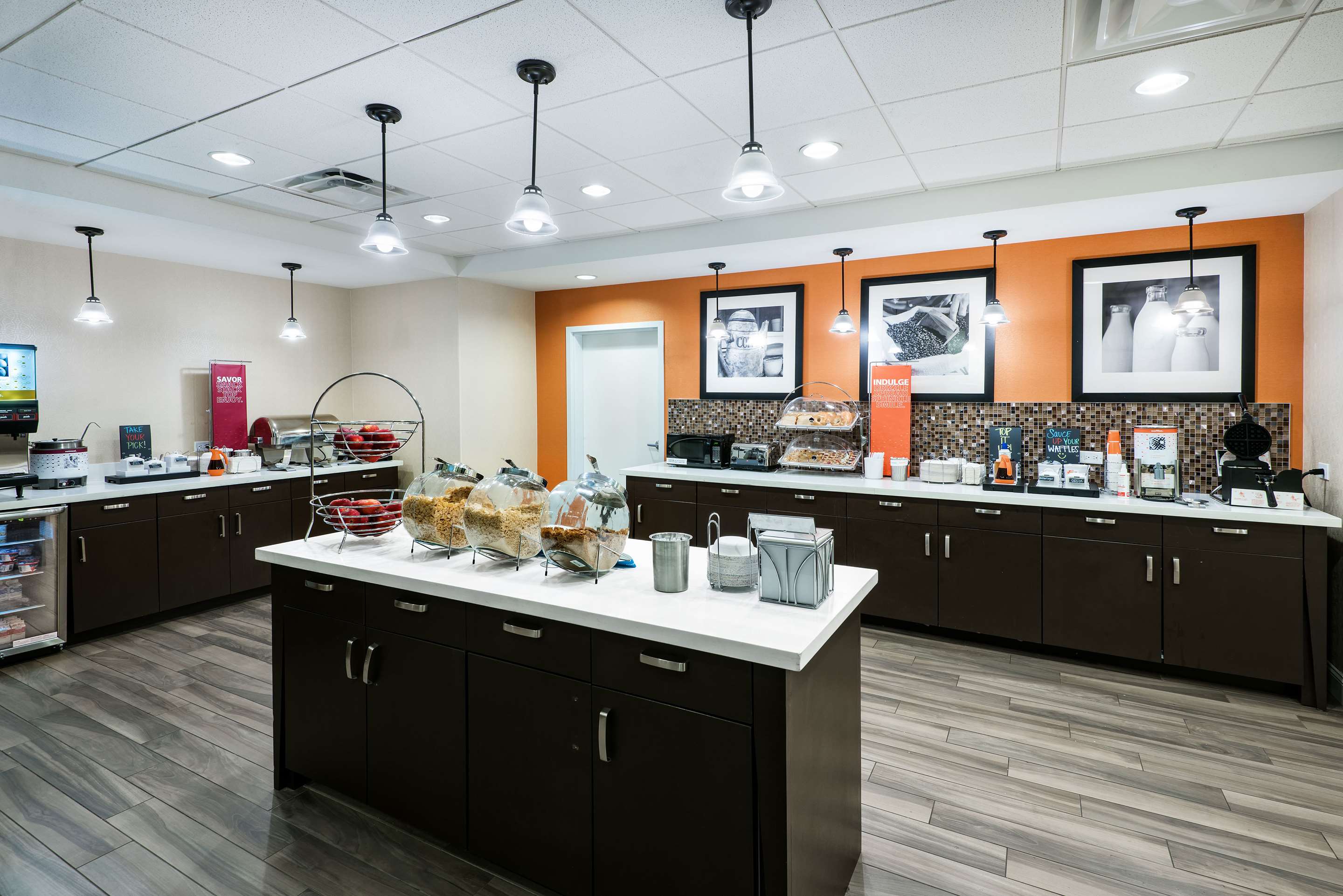 Breakfast Area | Hampton Inn & Suites San Antonio Brooks City Base, TX