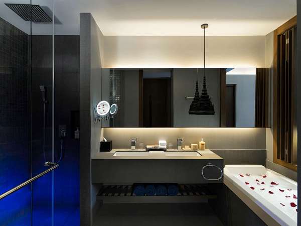 Deluxe Room, Pool Access, 1 King Bed