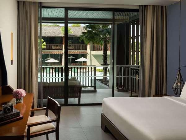 Deluxe Room, Pool Access, 1 King Bed