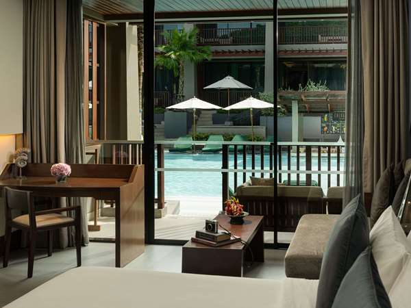 Deluxe Room, Pool Access, 1 King Bed