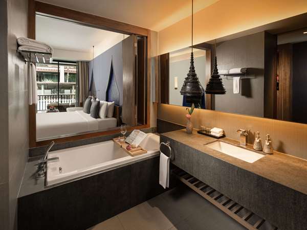 Deluxe Room, Pool Access, 1 King Bed