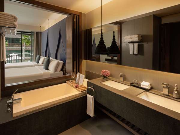Deluxe Room, Pool Access, 1 King Bed