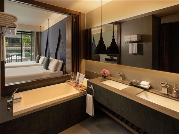 Deluxe Room, Pool Access, 1 King Bed