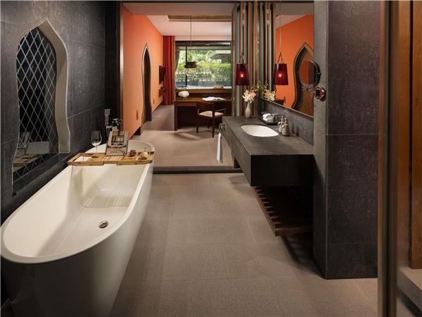 Premier Room, Pool Access & Whirlpool Bath, 1 King Bed