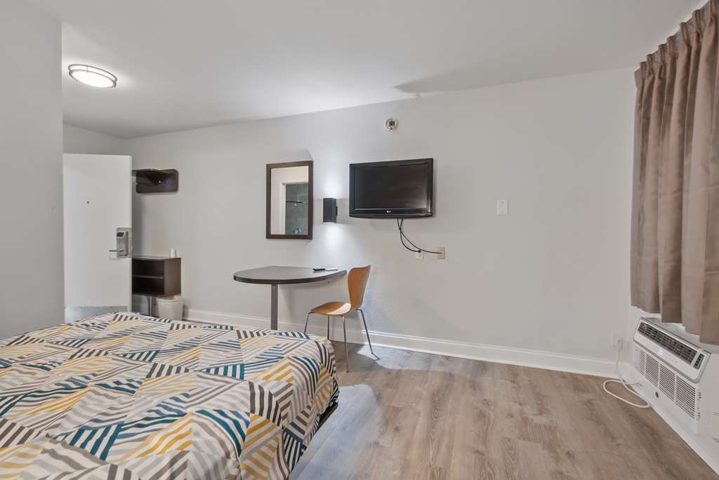 MOTEL 6 NORMAL BLOOMINGTON AREA-guestroom-Guest Room,On-Site.jpg