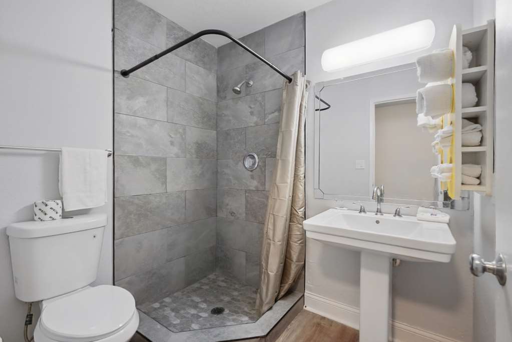 MOTEL 6 NORMAL BLOOMINGTON AREA-guestroom-Guest Room,Bathroom,On-Site.jpg