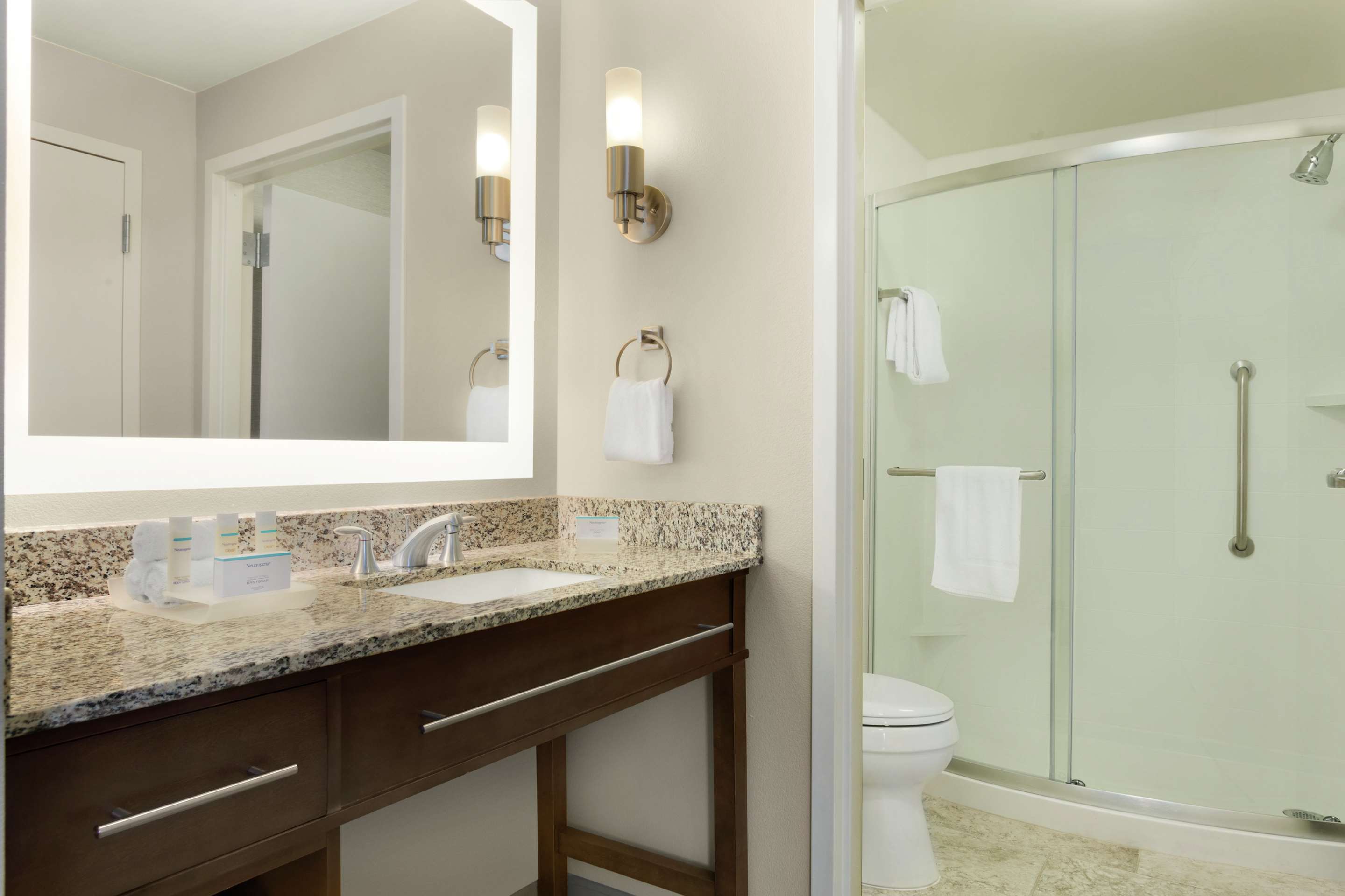 Guest room bath