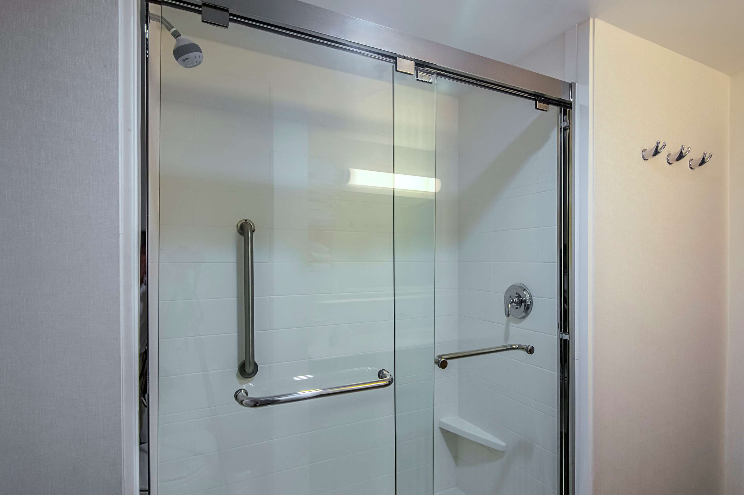 Guest room bath