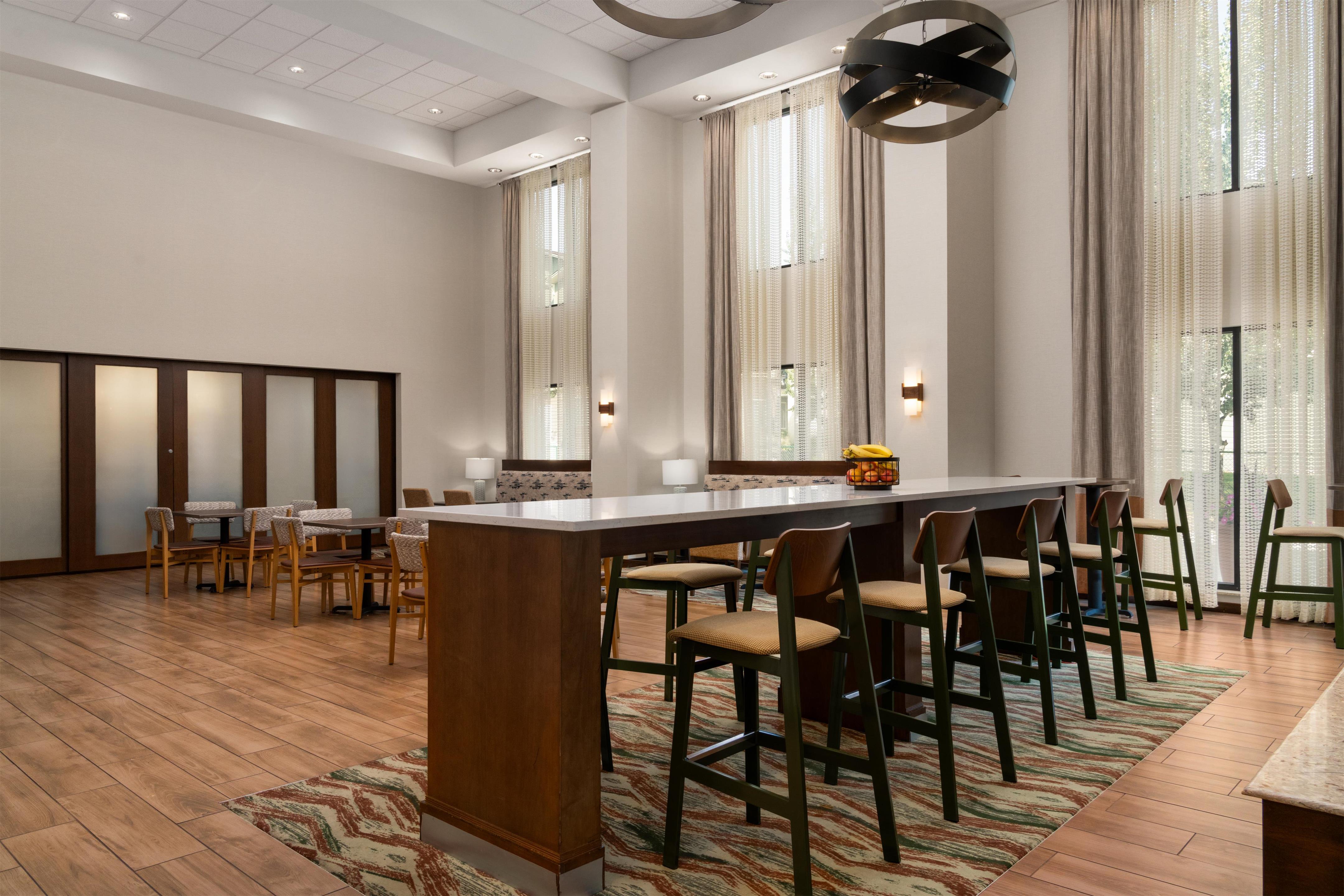 Breakfast Area | Hampton Inn & Suites Whitefish