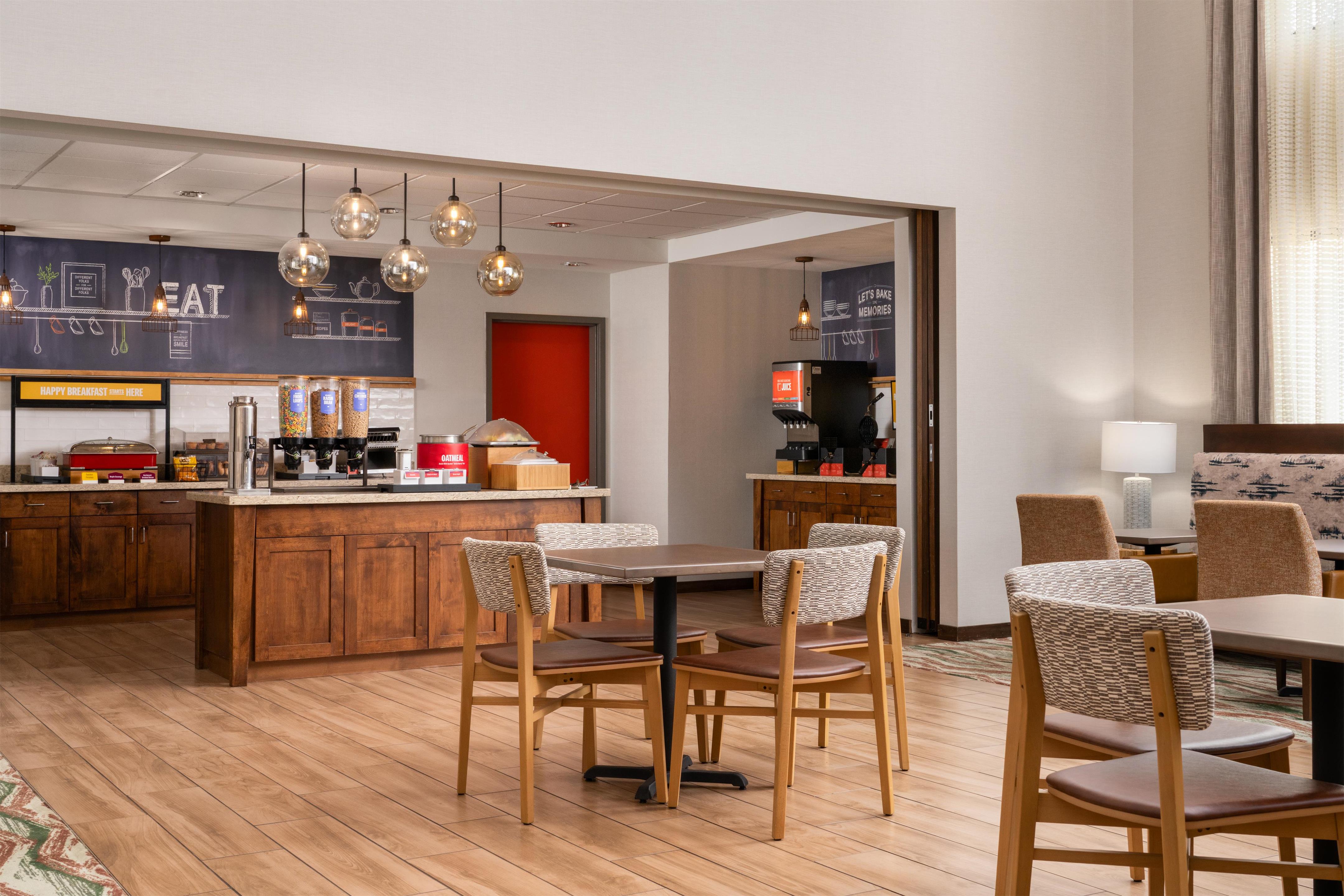 Breakfast Area | Hampton Inn & Suites Whitefish