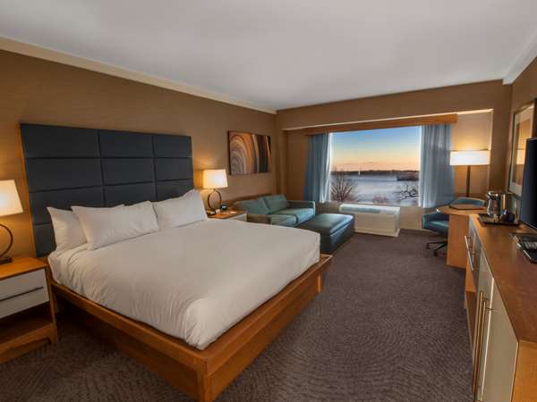  - DoubleTree by Hilton Hotel Niagara Falls