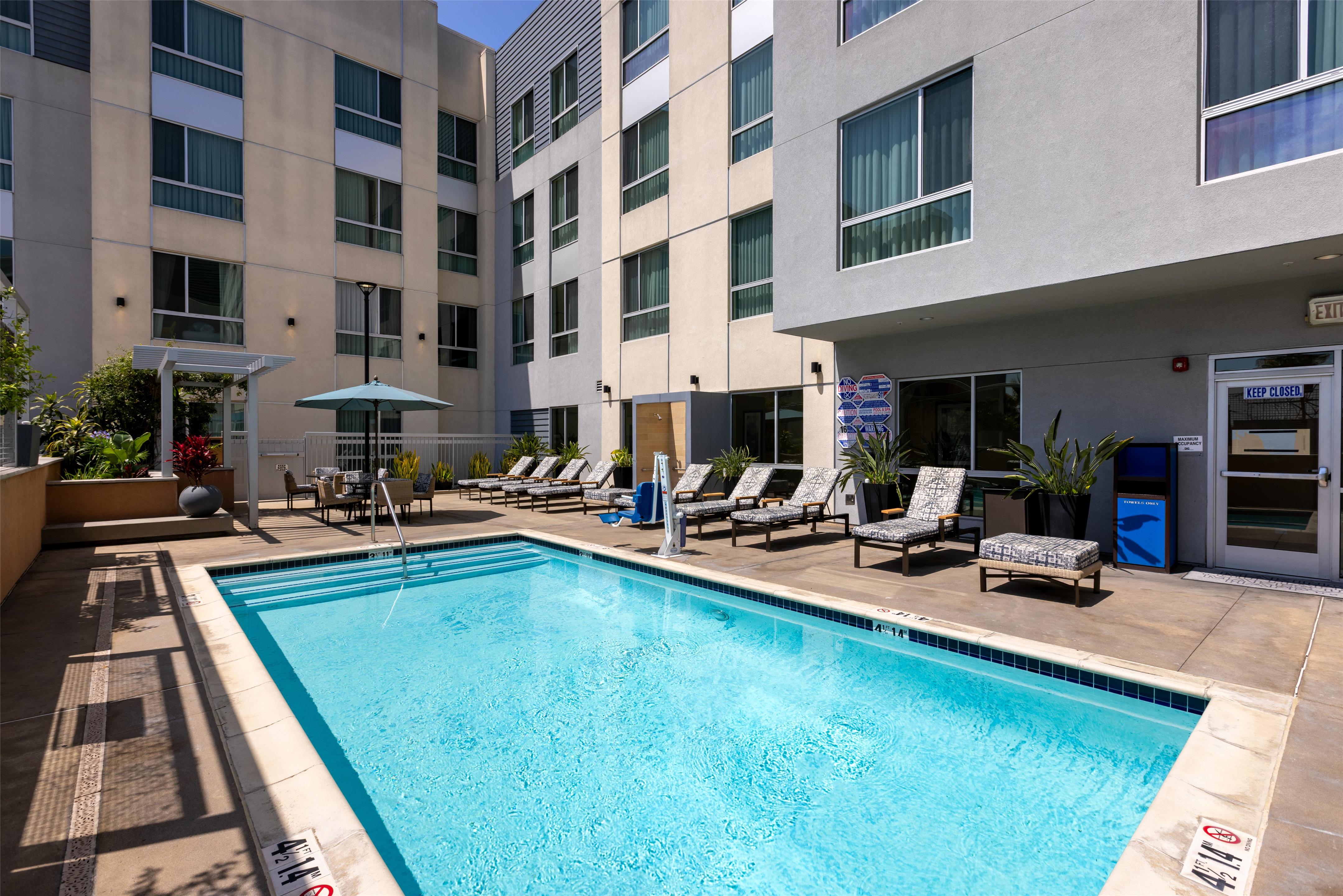 Pool | Hampton Inn & Suites Los Angeles - Glendale