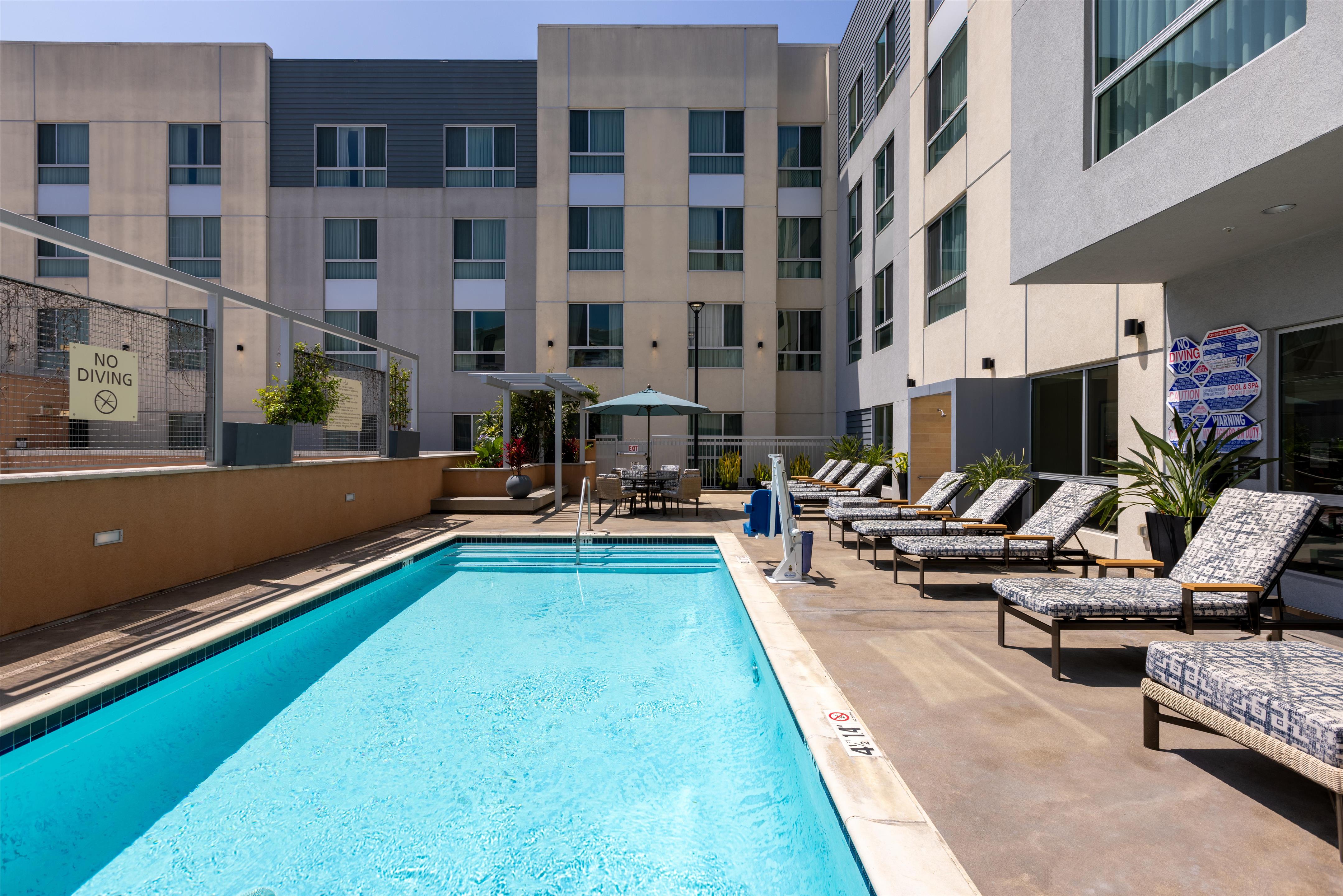 Pool | Hampton Inn & Suites Los Angeles - Glendale