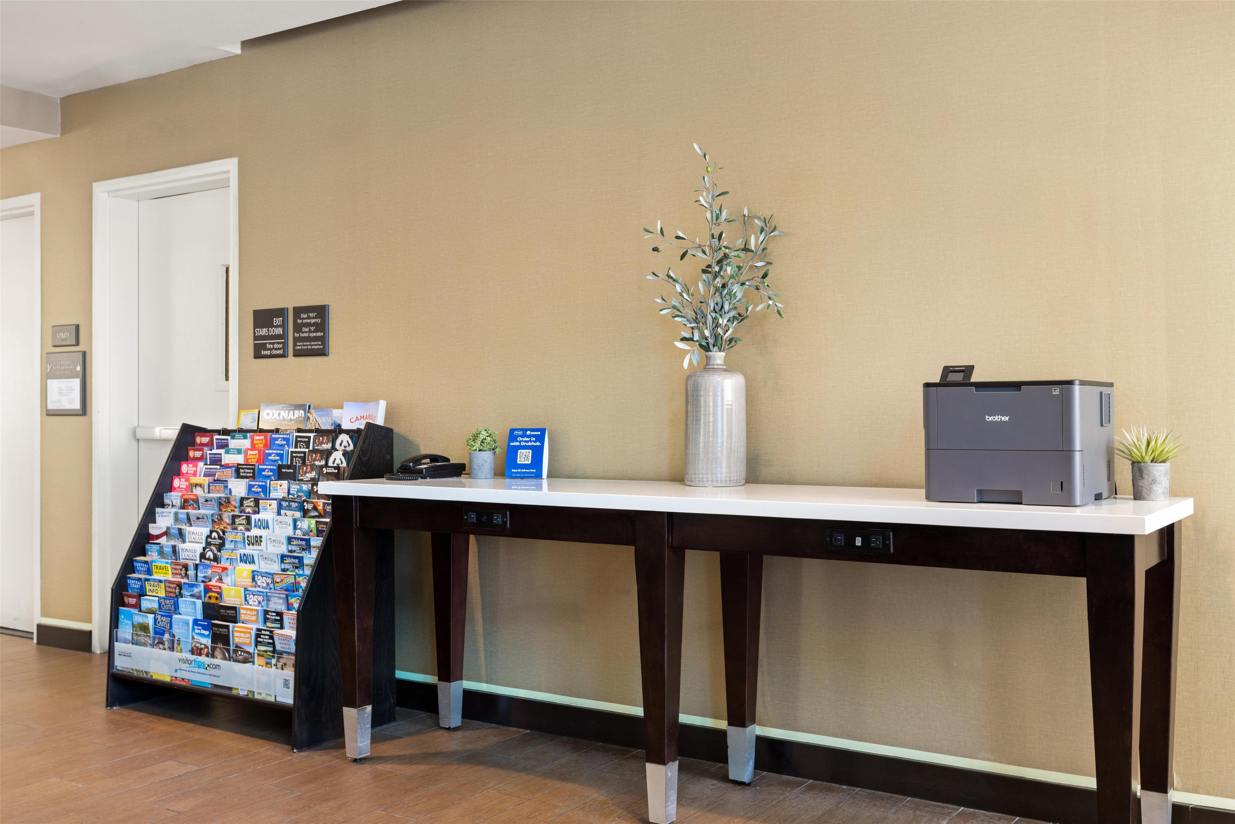 Lobby | Hampton Inn & Suites Los Angeles - Glendale
