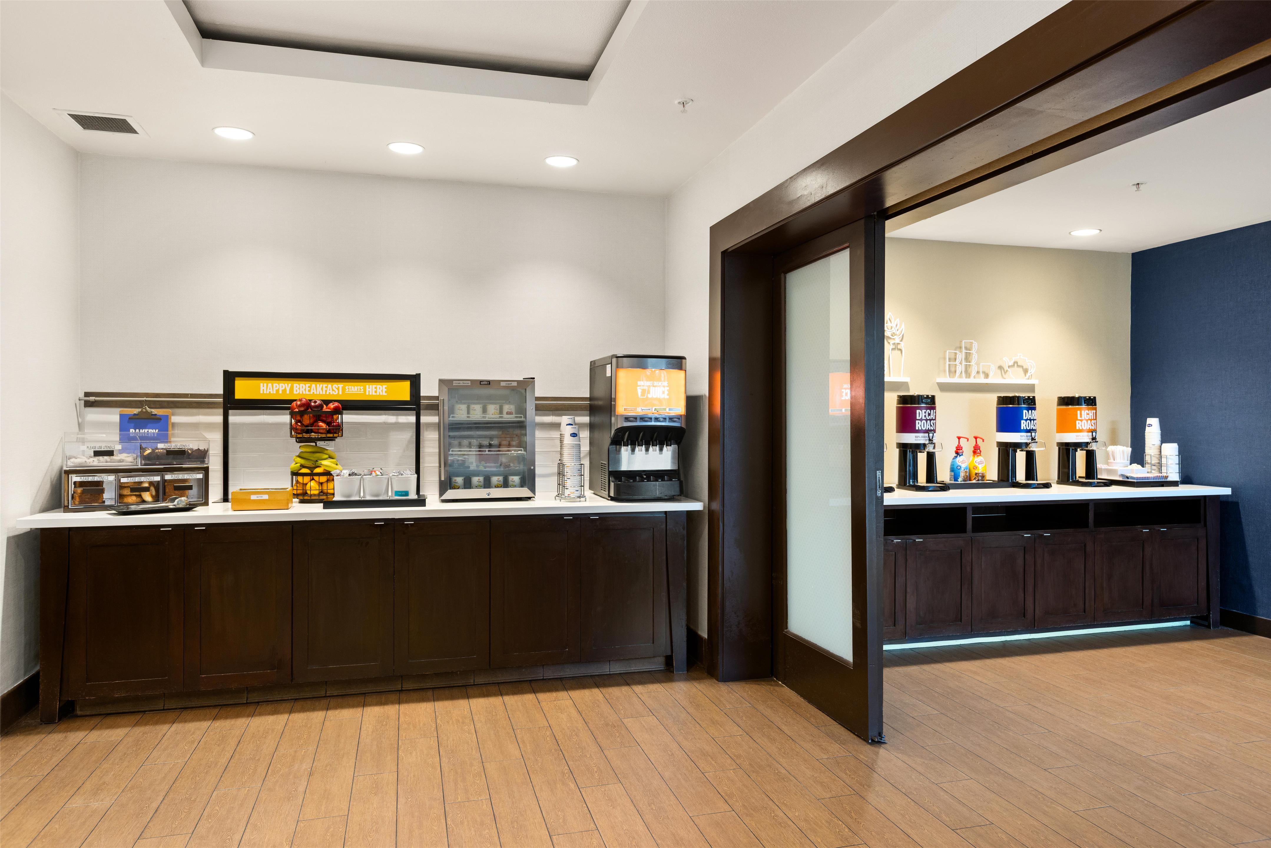 Breakfast Area | Hampton Inn & Suites Los Angeles - Glendale
