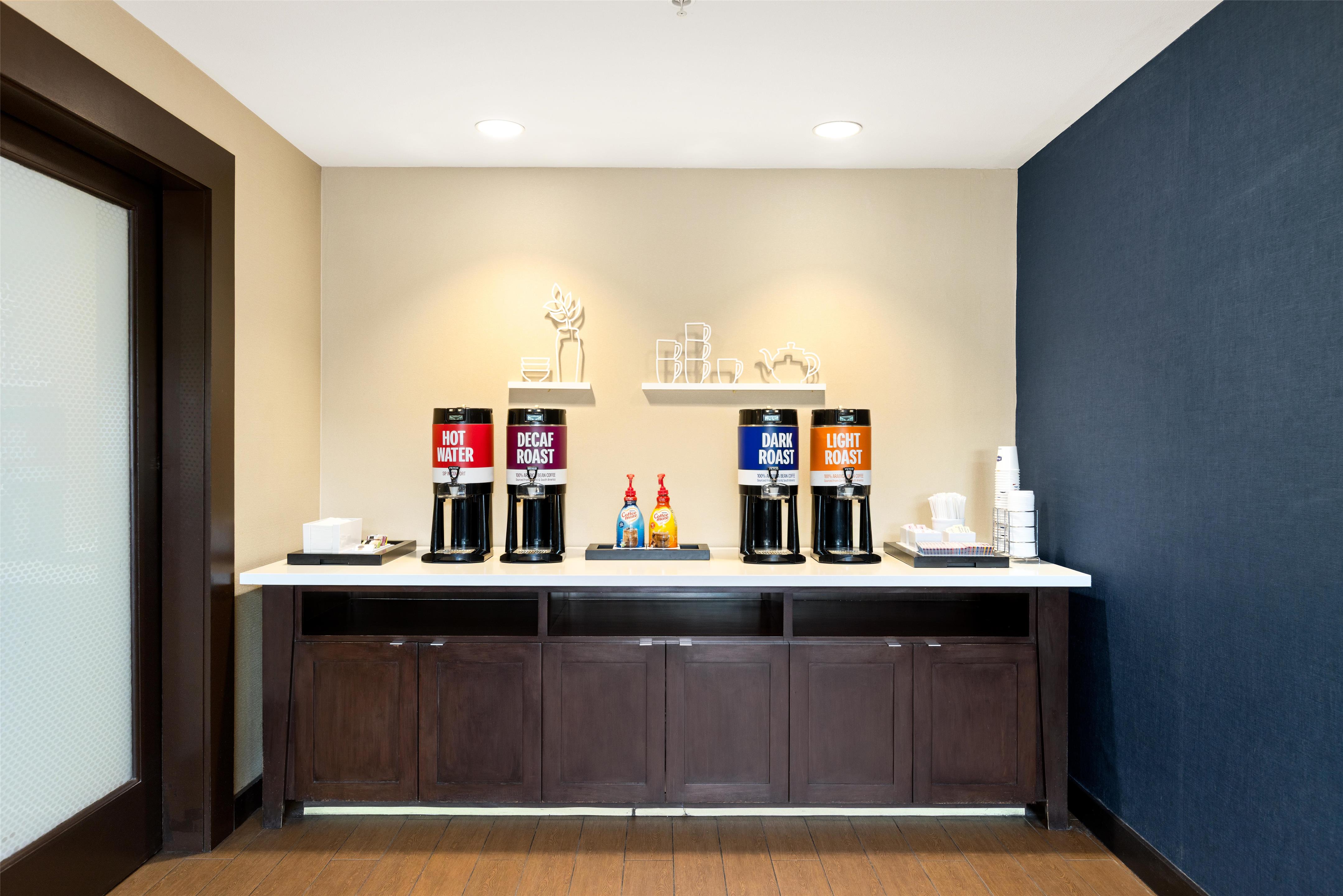 Breakfast Area | Hampton Inn & Suites Los Angeles - Glendale