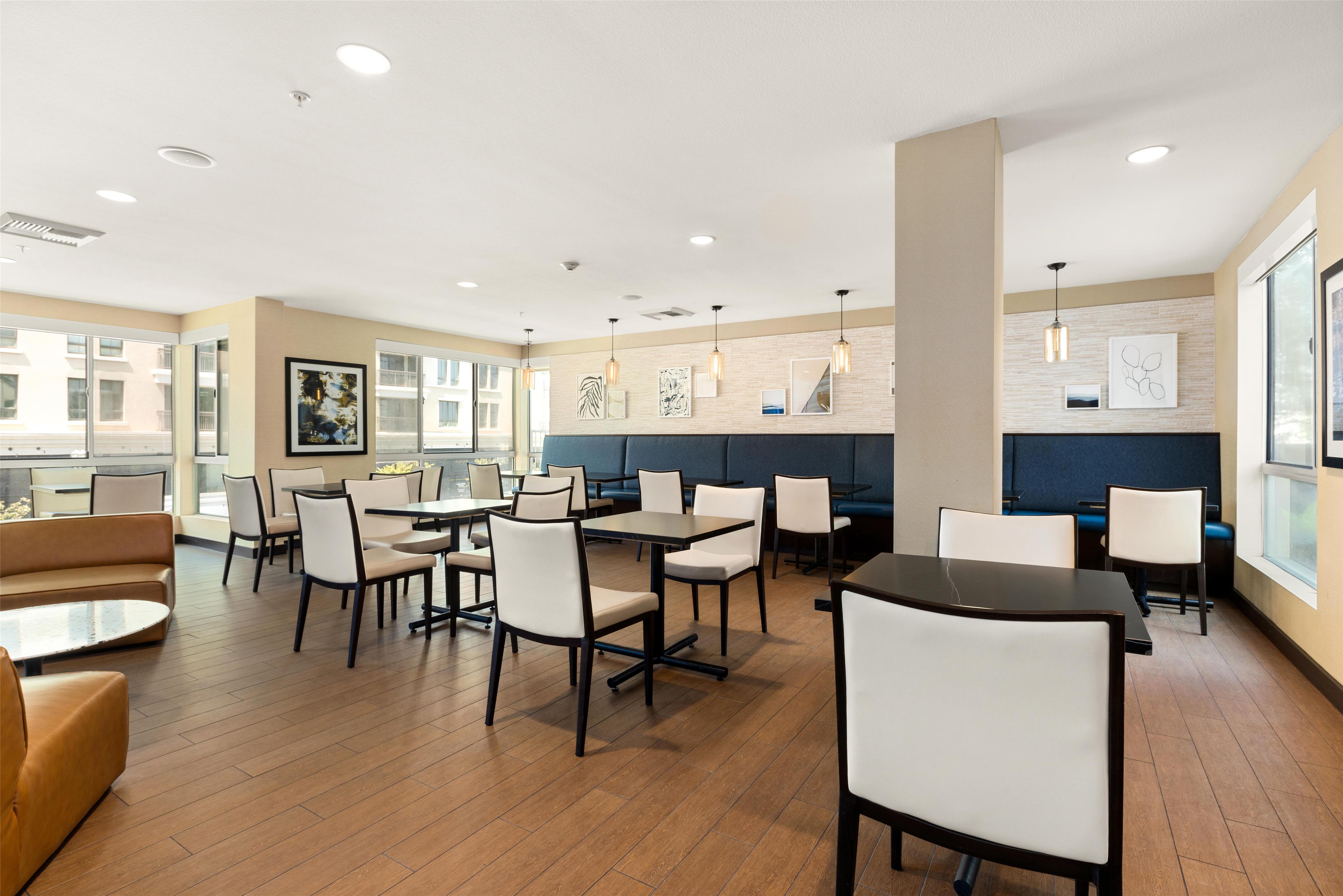 Restaurant | Hampton Inn & Suites Los Angeles - Glendale