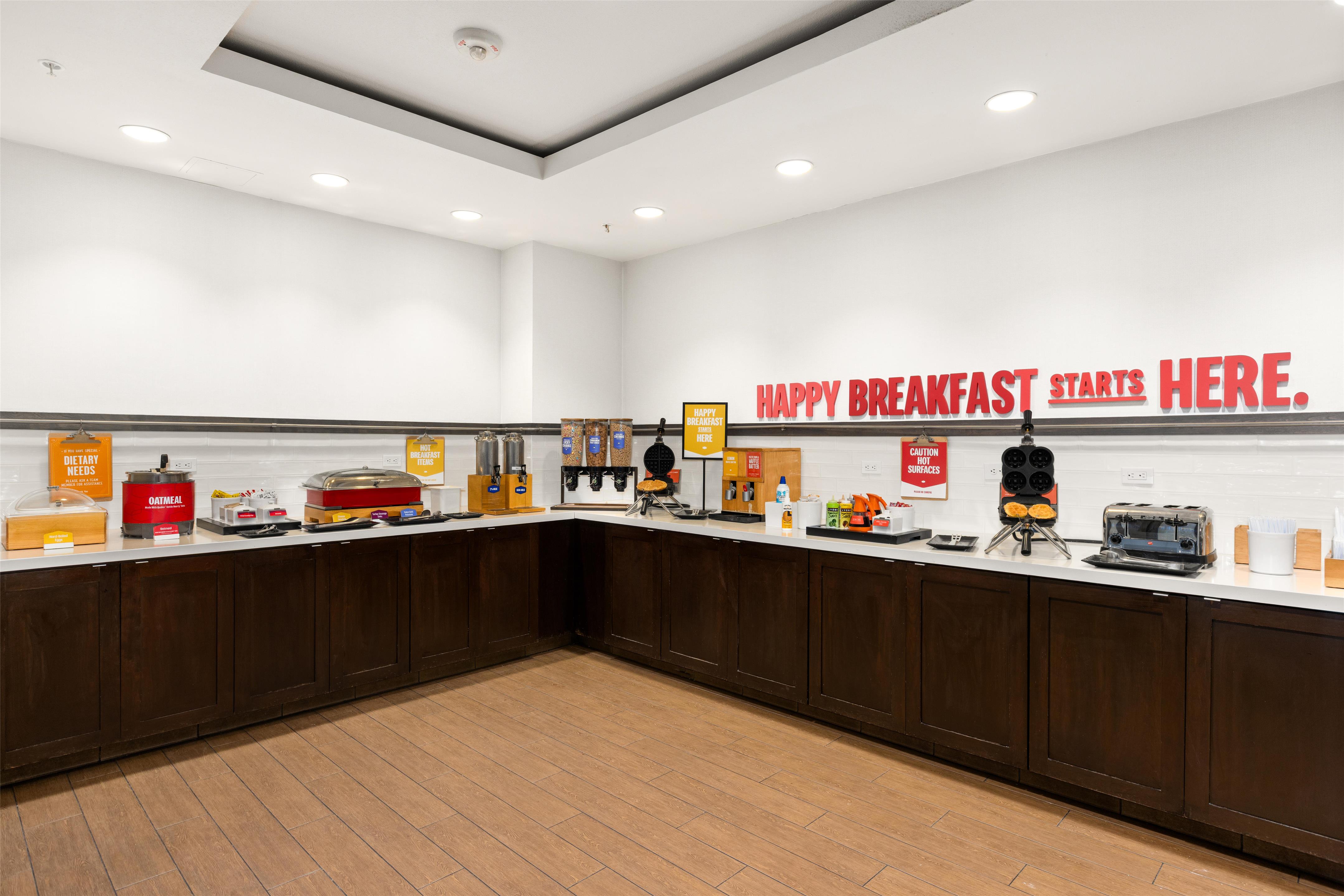 Breakfast Area | Hampton Inn & Suites Los Angeles - Glendale