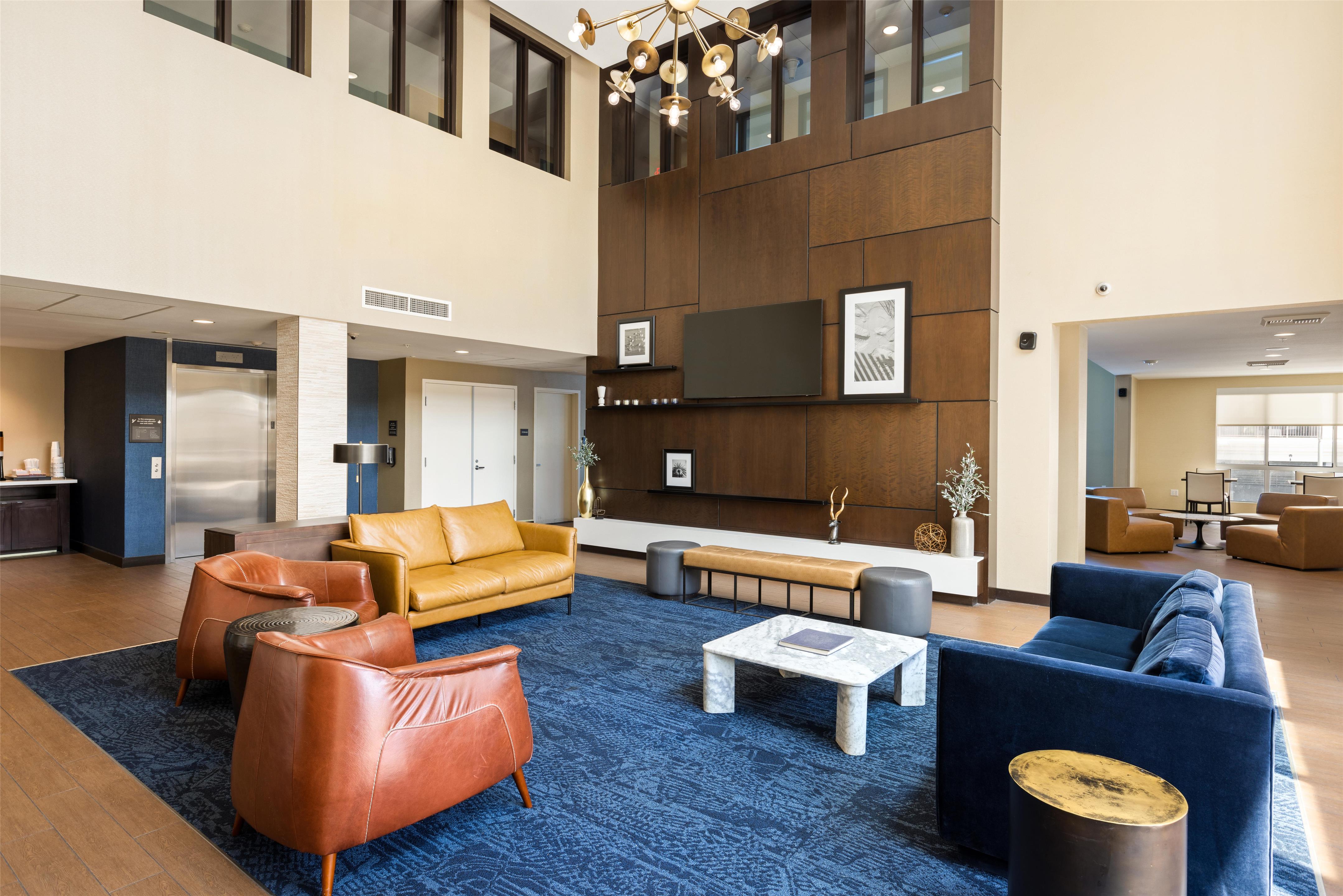 Lobby | Hampton Inn & Suites Los Angeles - Glendale
