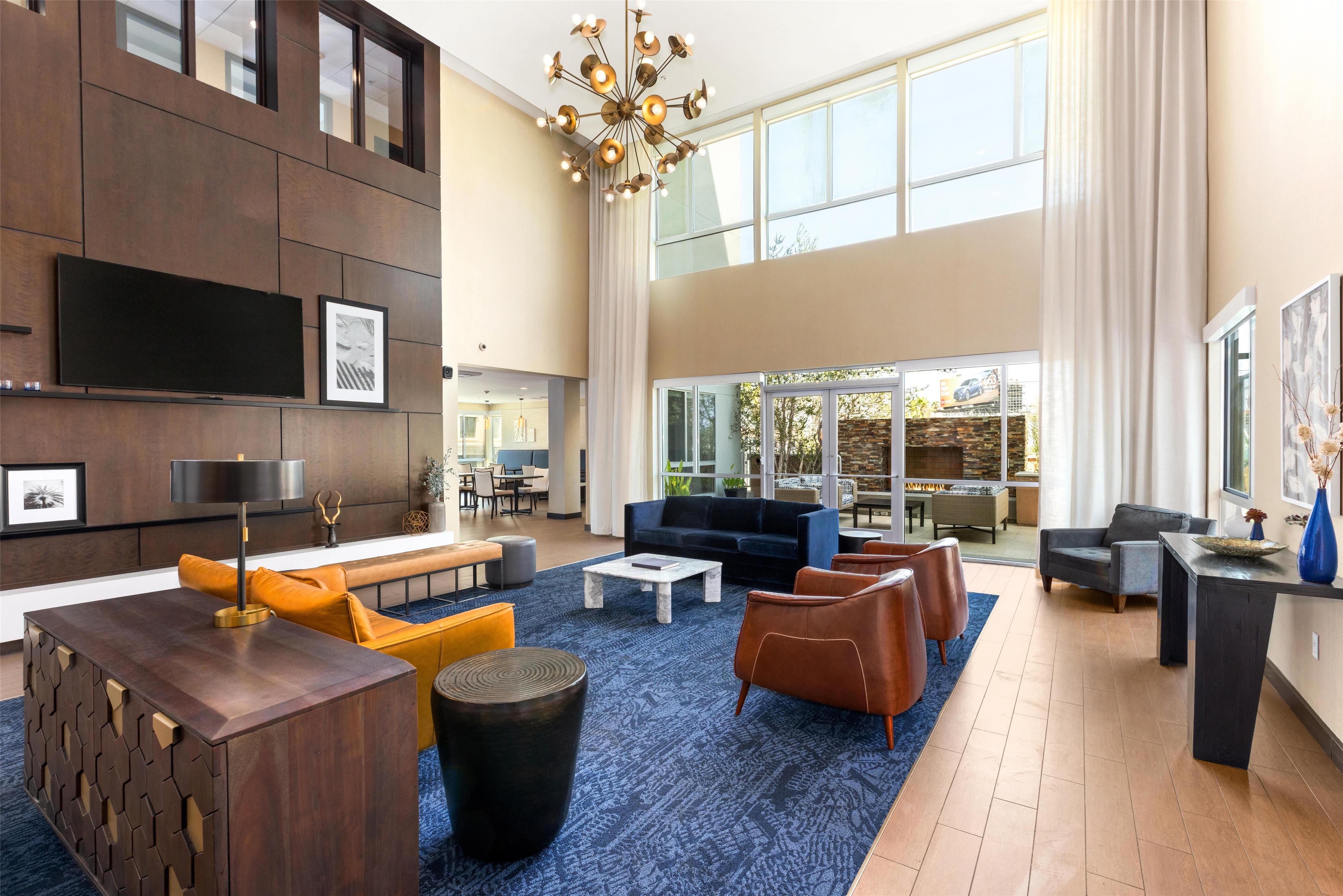 Lobby | Hampton Inn & Suites Los Angeles - Glendale