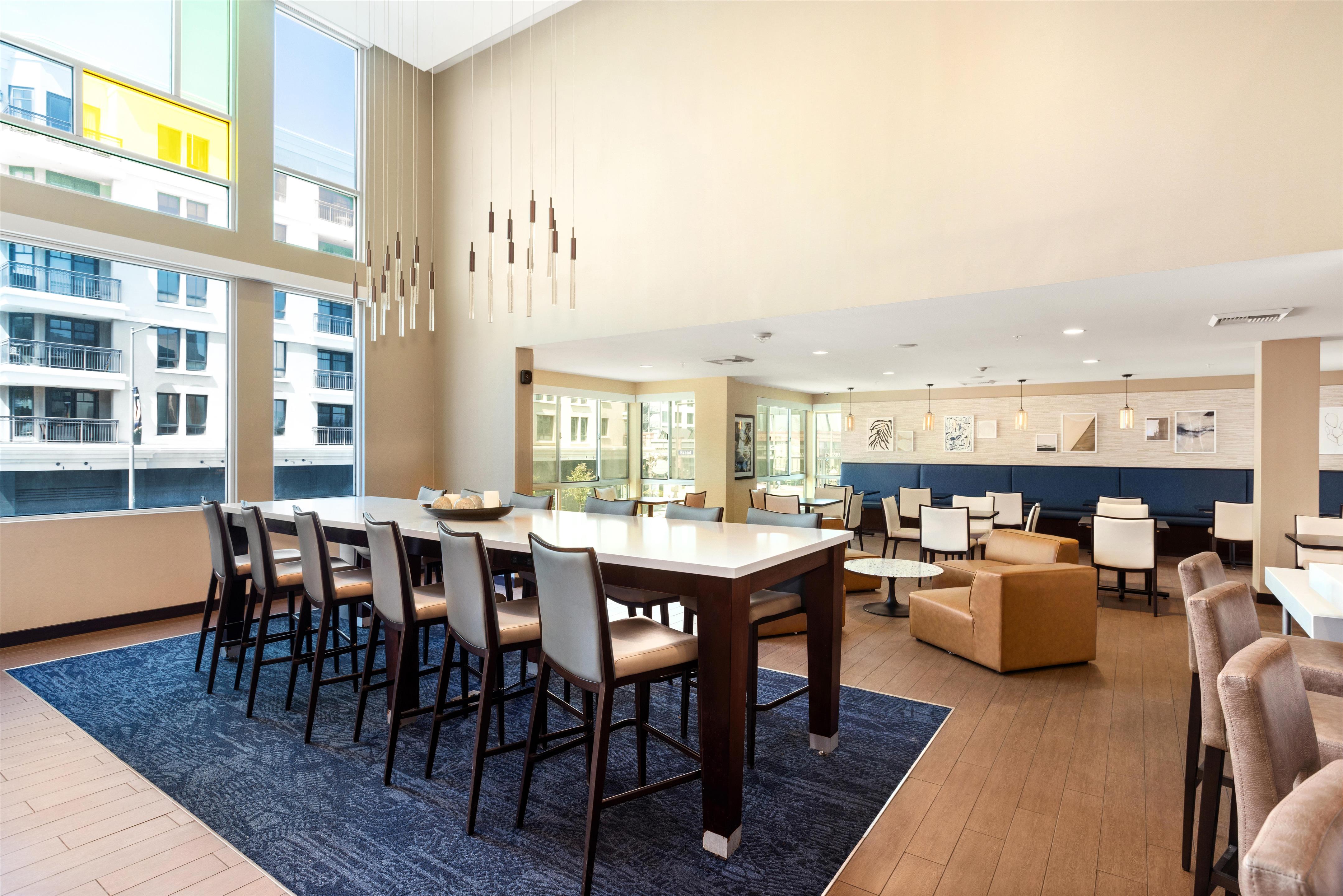 Lobby | Hampton Inn & Suites Los Angeles - Glendale