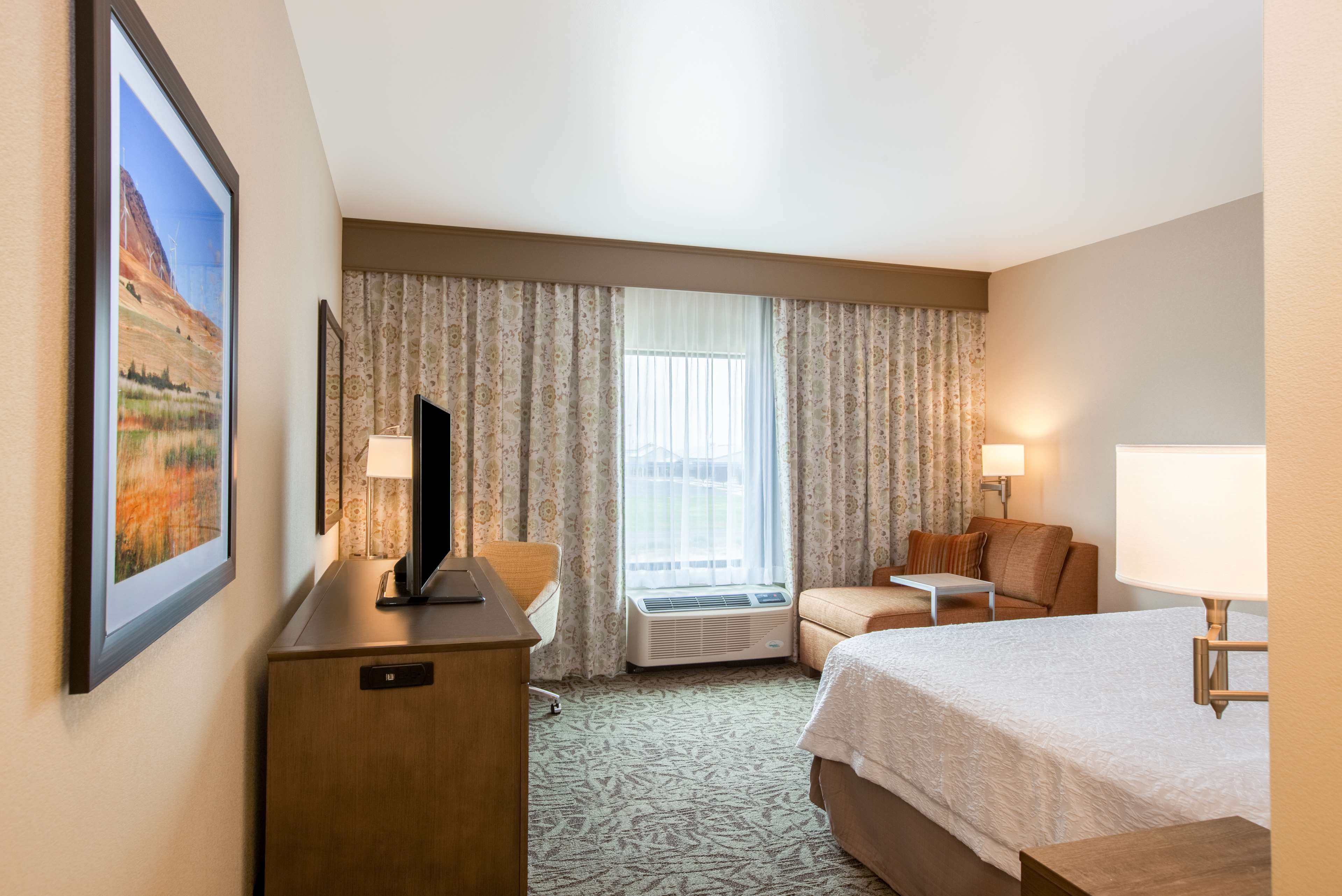 Hampton Inn & Suites by Hilton Pasco/Tri-Cities Room Type - 1 KING MICROWV FRIDGE NS