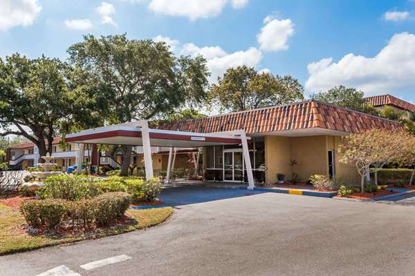 Exterior view - Baymont Inn & Suites Sarasota