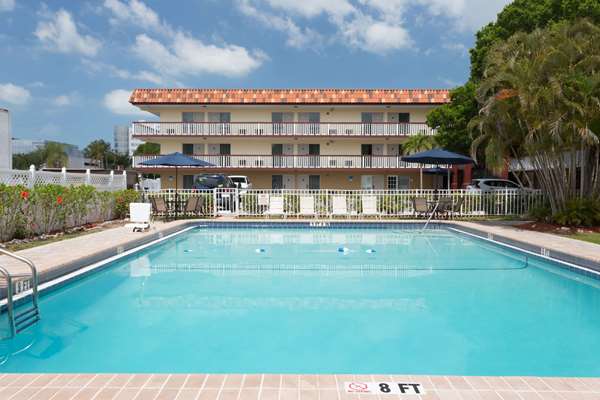 Pool - Baymont Inn & Suites Sarasota