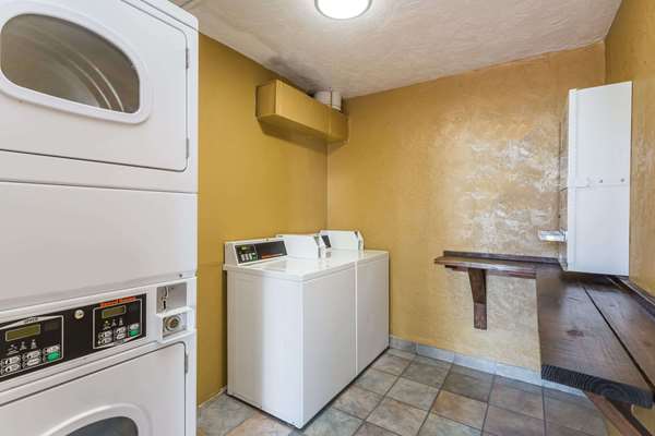 Amenities - Baymont Inn & Suites Sarasota