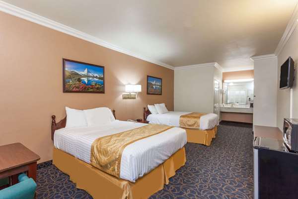  - Days Inn & Suites South Gate - I-710, Exit 13
