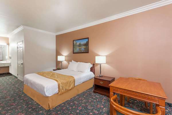  - Days Inn & Suites South Gate - I-710, Exit 13