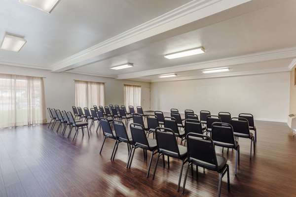  - Days Inn & Suites South Gate - I-710, Exit 13