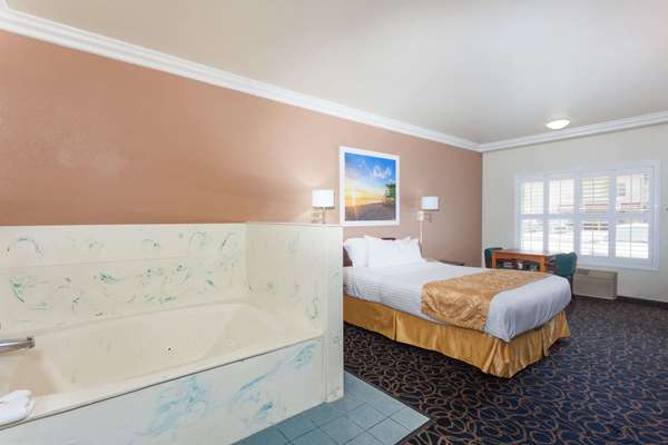 Suite - Days Inn & Suites South Gate - I-710, Exit 13