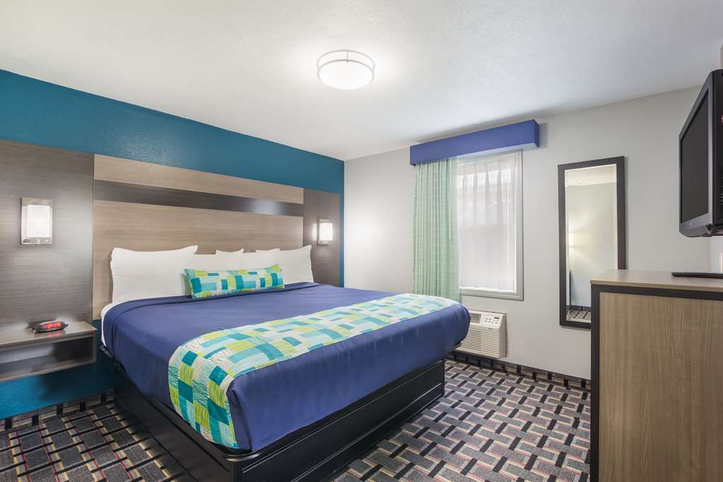 KNIGHTS INN SUITES SALEM-guestroom-Guest Room,On-Site.jpg