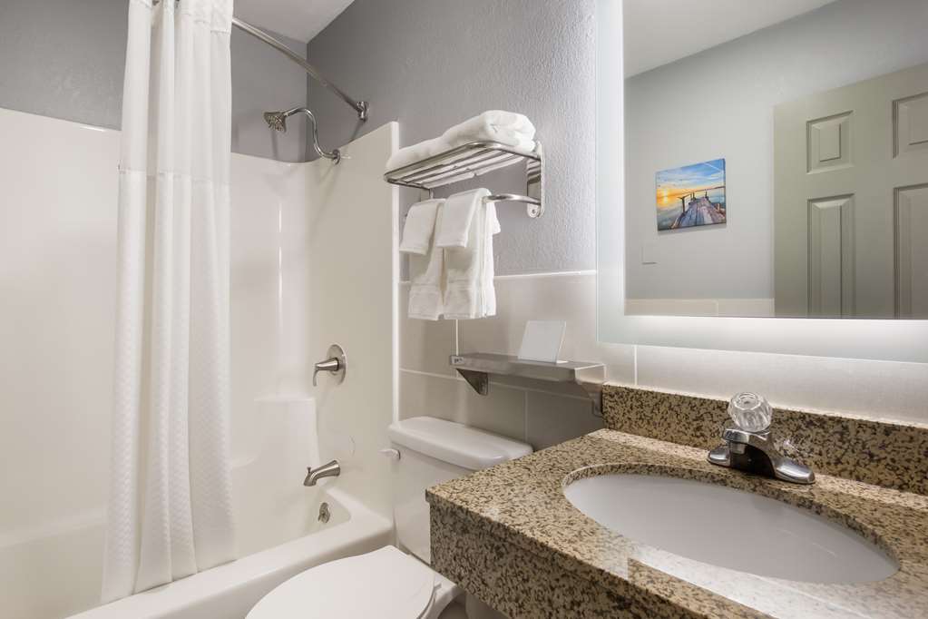 KNIGHTS INN SUITES SALEM-guestroom-Guest Room,Bathroom,On-Site.jpg